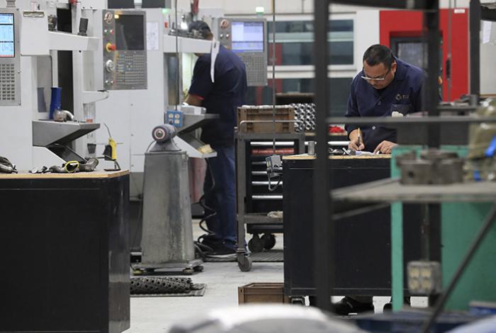 Producción industrial baja 4 % interanual en abril por retroceso en todos los sectores