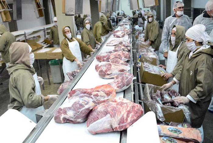 Productores mexicanos advierten alza en precio de carne hacia 2026 por brotes y aranceles