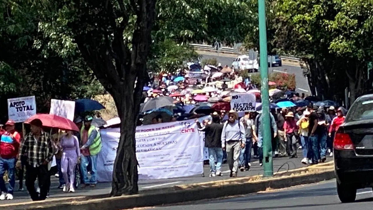 Profesores salen a marchar a las calles de Morelia