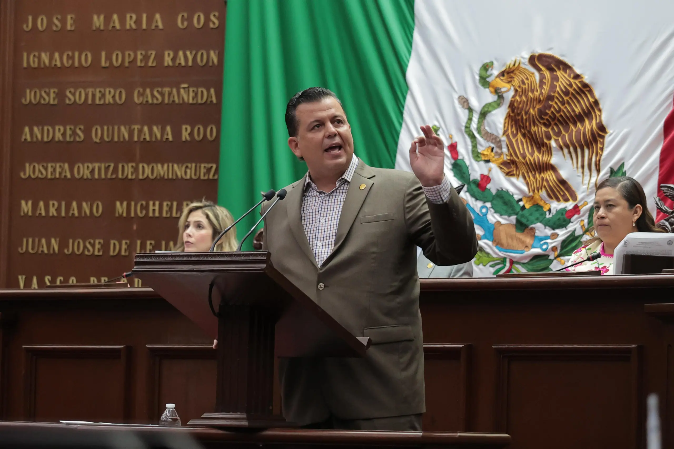 Propone Memo Valencia renovar placas cada diez años en Michoacán