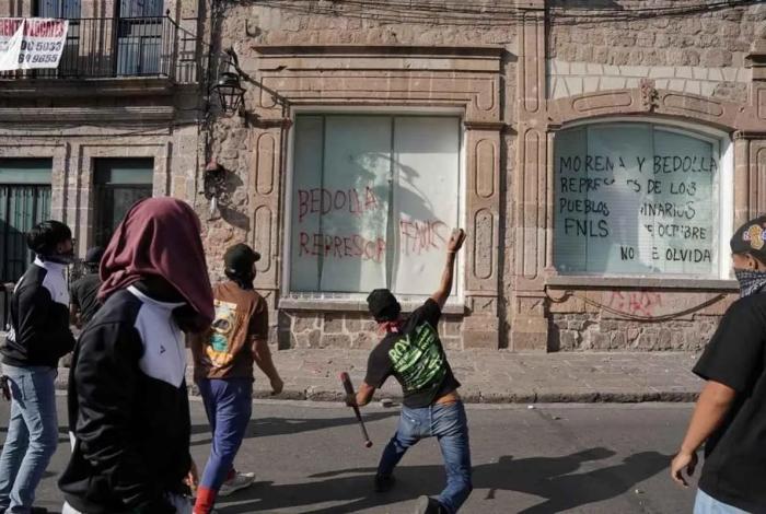 Provocación prometer plazas a normalistas: Bedolla a Morón; acusó de “coyotaje” a exfuncionario silvanista