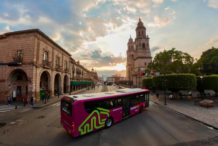 Proyecta Bedolla ampliar ruta del Morebús hasta el Mercado Independencia