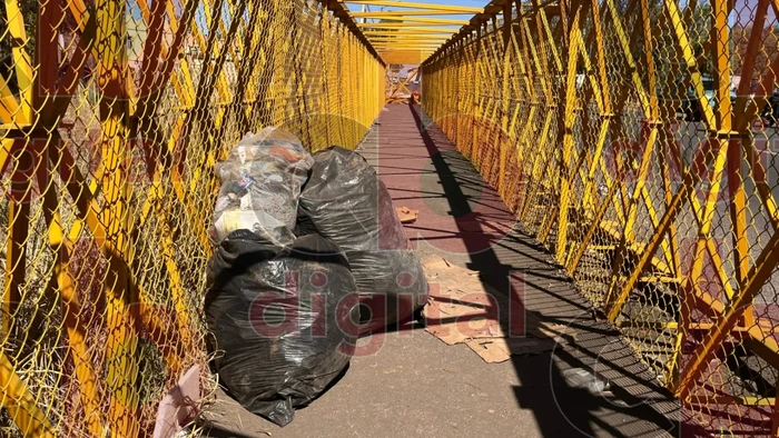 Puente peatonal en Lomas de la Maestranza, un año de abandono