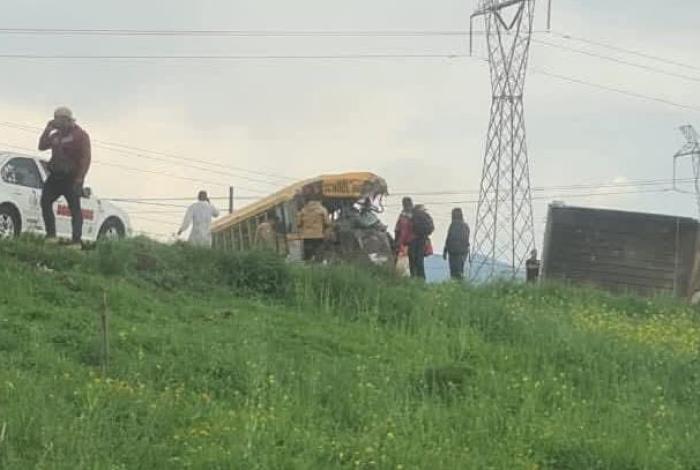 Purépero: 10 lesionados en choque entre autobús de jornaleros y torton
