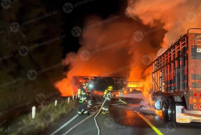 Qu3man tráilers y b4lean vehículos en la Morelia-Pátzcuaro