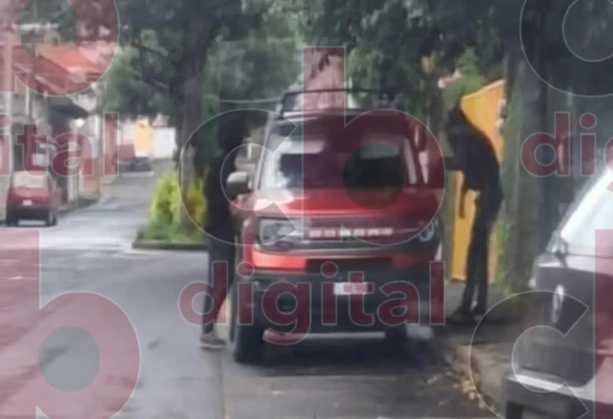 Queda en video el robo de un auto en Uruapan