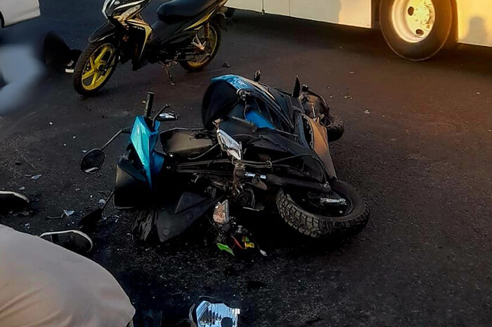 Quedan heridas dos personas tras choque de motocicleta y auto, en el Libramiento de Uruapan