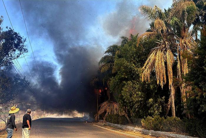 Quema de pastizal se sale de control y daña vehículos y un domicilio en Uruétaro, Tarímbaro