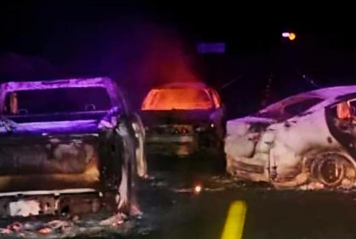 Queman 3 vehículos en la carretera Huetamo-Ciudad Altamirano