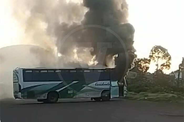 Queman autobús en La Cantera, por desaparición de Policías Comunales; continúa bloqueo carretero