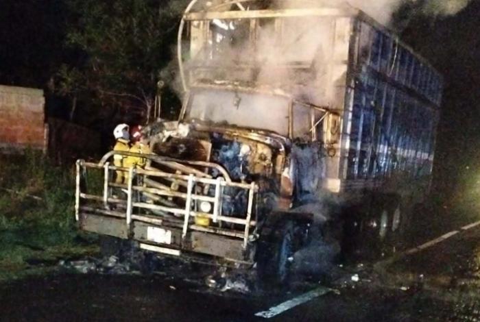 Queman tercer camión en la Pátzcuaro-Opopeo