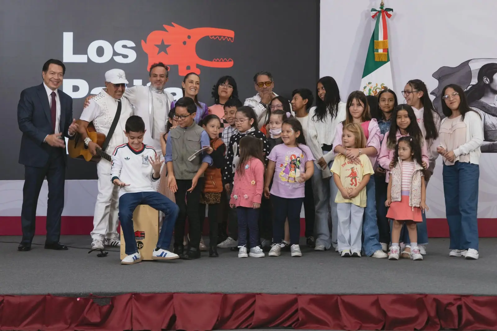 Queremos que las niñas y niños sean felices: Presidenta anuncia el inicio de la entrega del apoyo para uniformes y útiles “Rita Cetina”