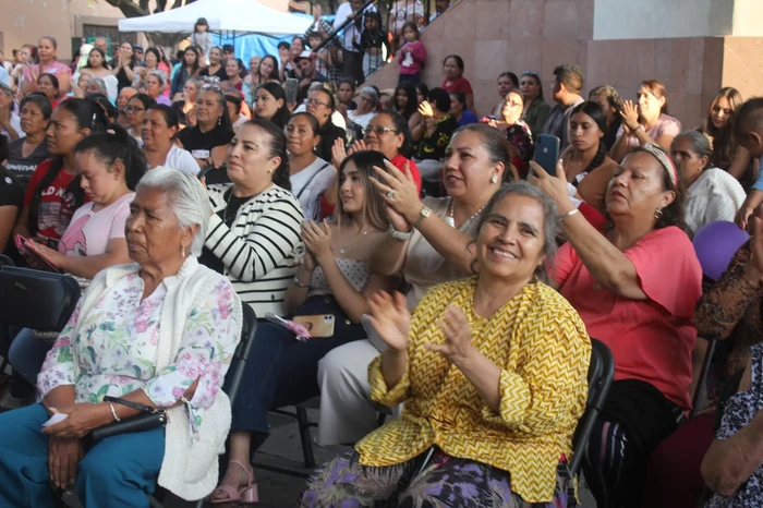 Queréndaro celebró a mamá con una rifa de más de 500 regalos: Diana Caballero