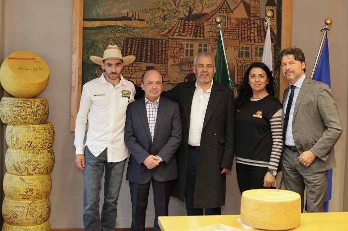 Queso Cotija llega a Italia y forma alianza con   Parmigiano Reggiano; intercambian tips de elaboración