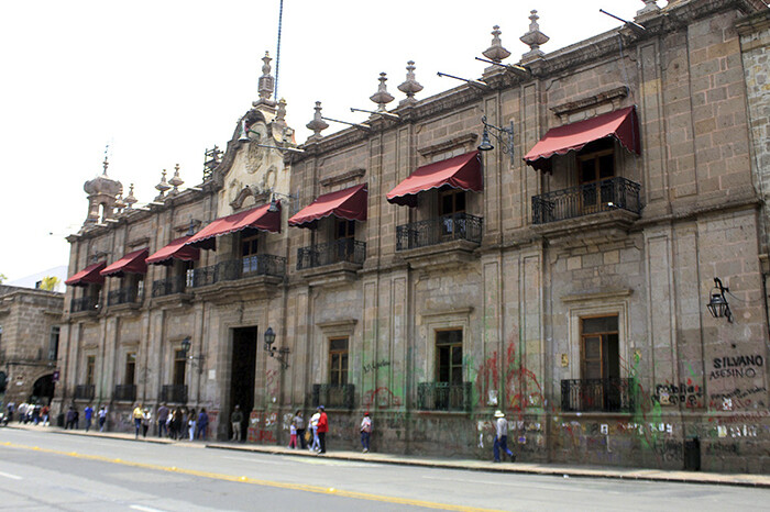 ¿Quién conserva el Palacio de Gobierno, muro de grafiti? “No nos dejan limpiarlo”: Gerente del Centro Histórico