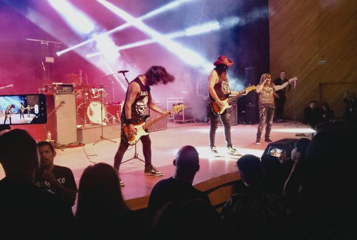 Rata Blanca despliega en Morelia Magos, Espadas y Rosas