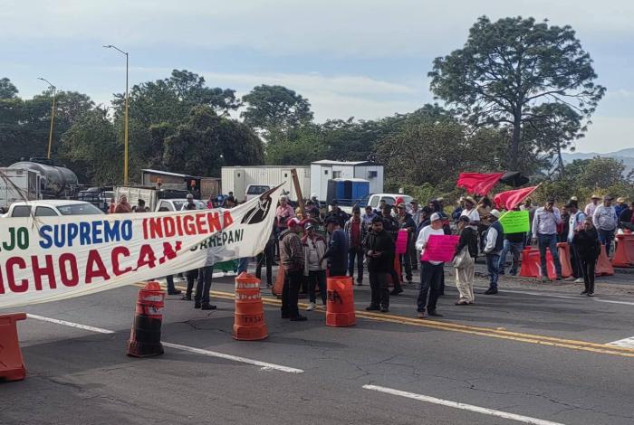 Reactivan circulación en puntos carreteros bloqueados
