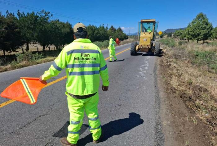 Realiza SICT trabajos de conservación rutinaria en carreteras federales de Michoacán