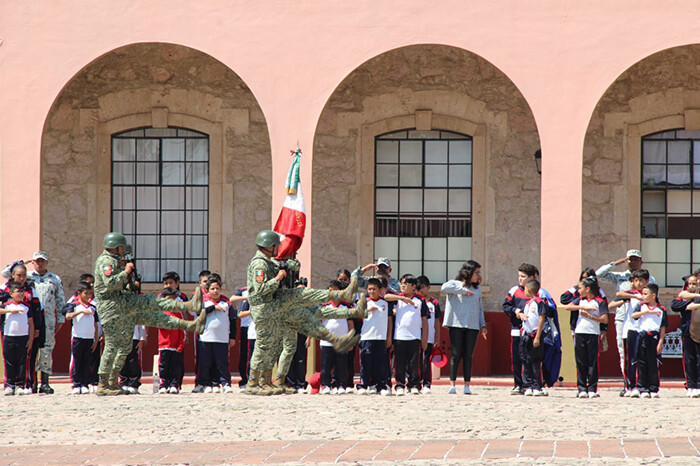 Realizan ceremonia de honores a la Bandera y reconocimiento al Ejército Mexicano