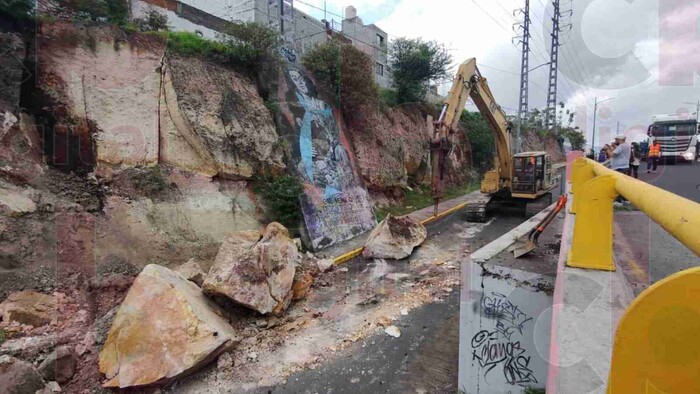 Realizan maniobras de limpieza de piedra caliza en el puente de Guadalupe Victoria