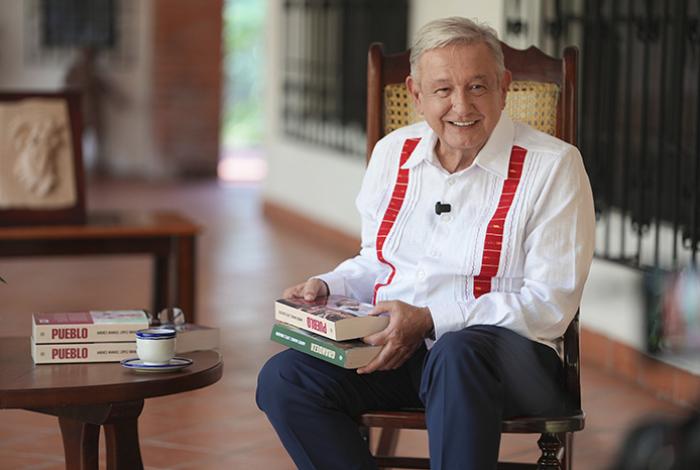 Reaparece AMLO para presentar su libro “Pueblo”: “Estoy contento con lo que se logró”