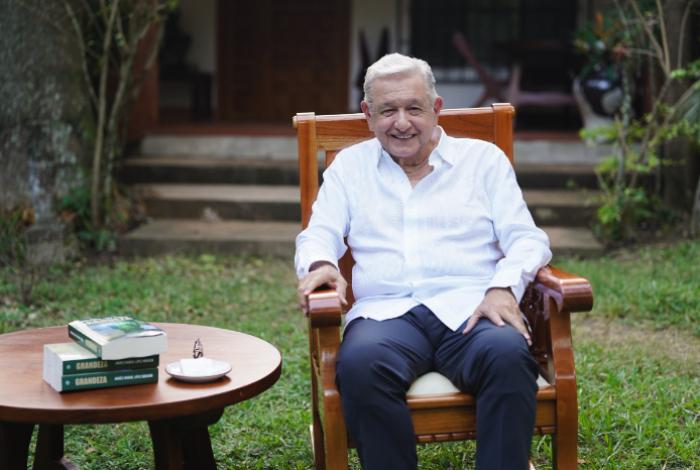 Reaparece López Obrador y presenta video sobre su nuevo libro "Grandeza"