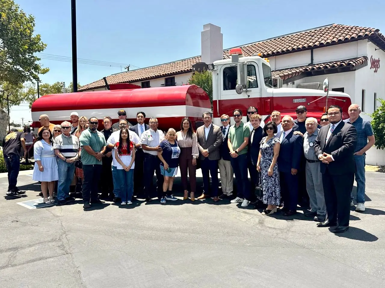 Recibe Mónica Valdez camión de bomberos gestionado en coordinación por migrantes y el Club Rotario de Fontana, California