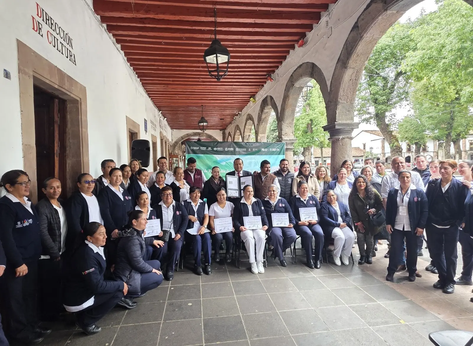 Reconoce Gobierno de Pátzcuaro labor de enfermeras y enfermeros con estampilla conmemorativa