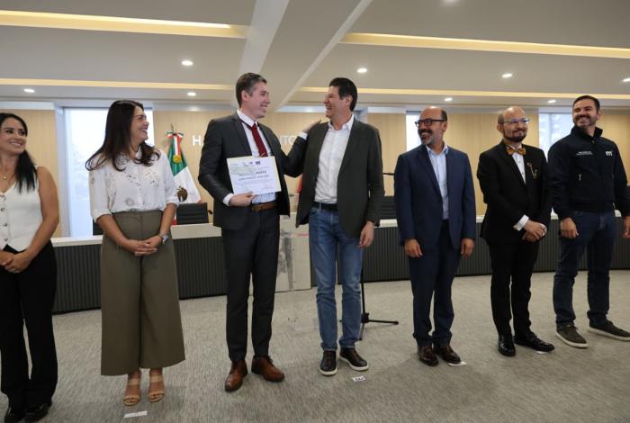 Reconoce Morelia a 16 docentes destacados