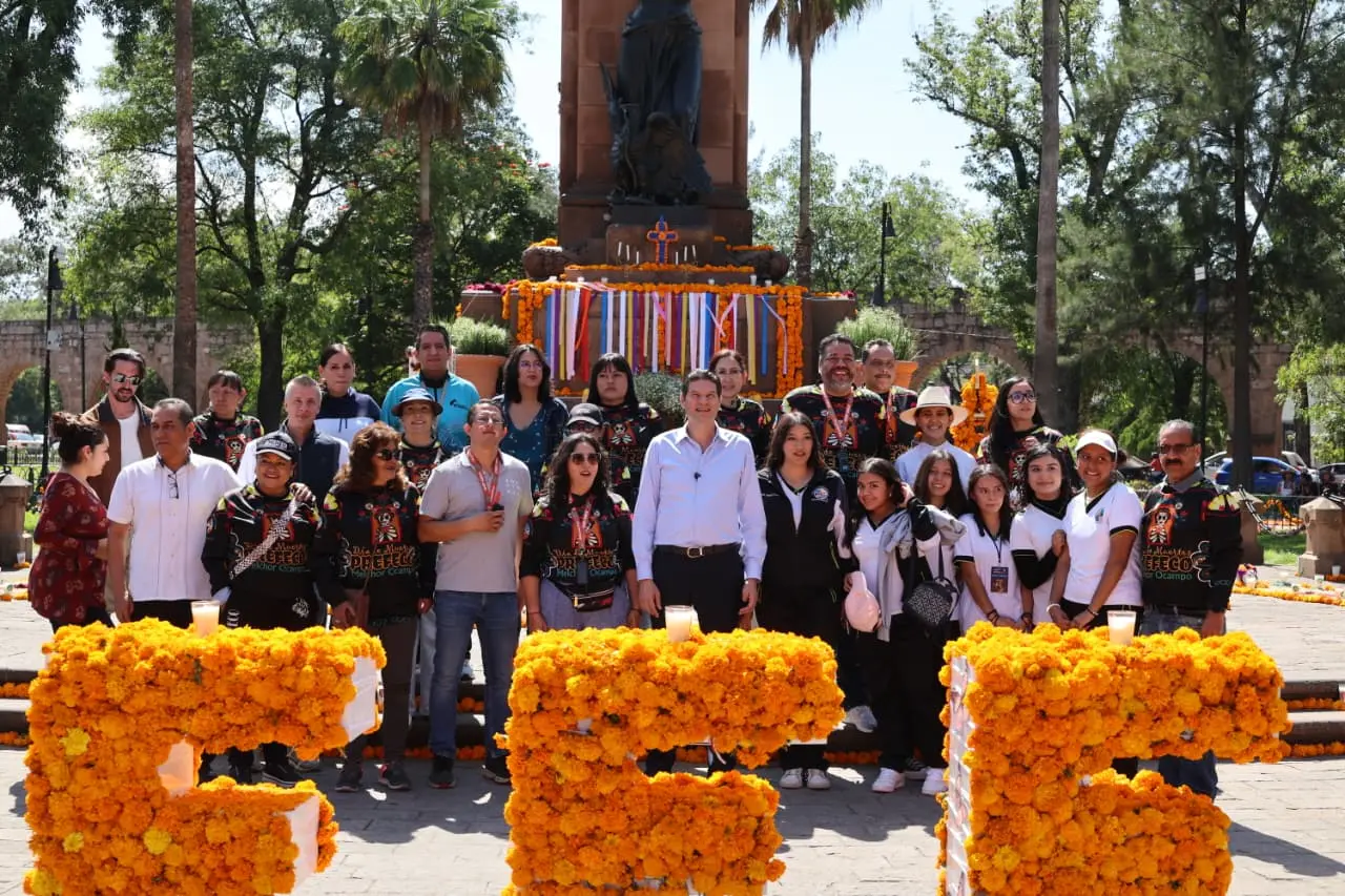Recorre Alfonso Martínez altares y tapetes florales en plazas públicas