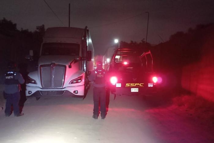 Recuperan tractocamión y camioneta robadas, en Uruapan