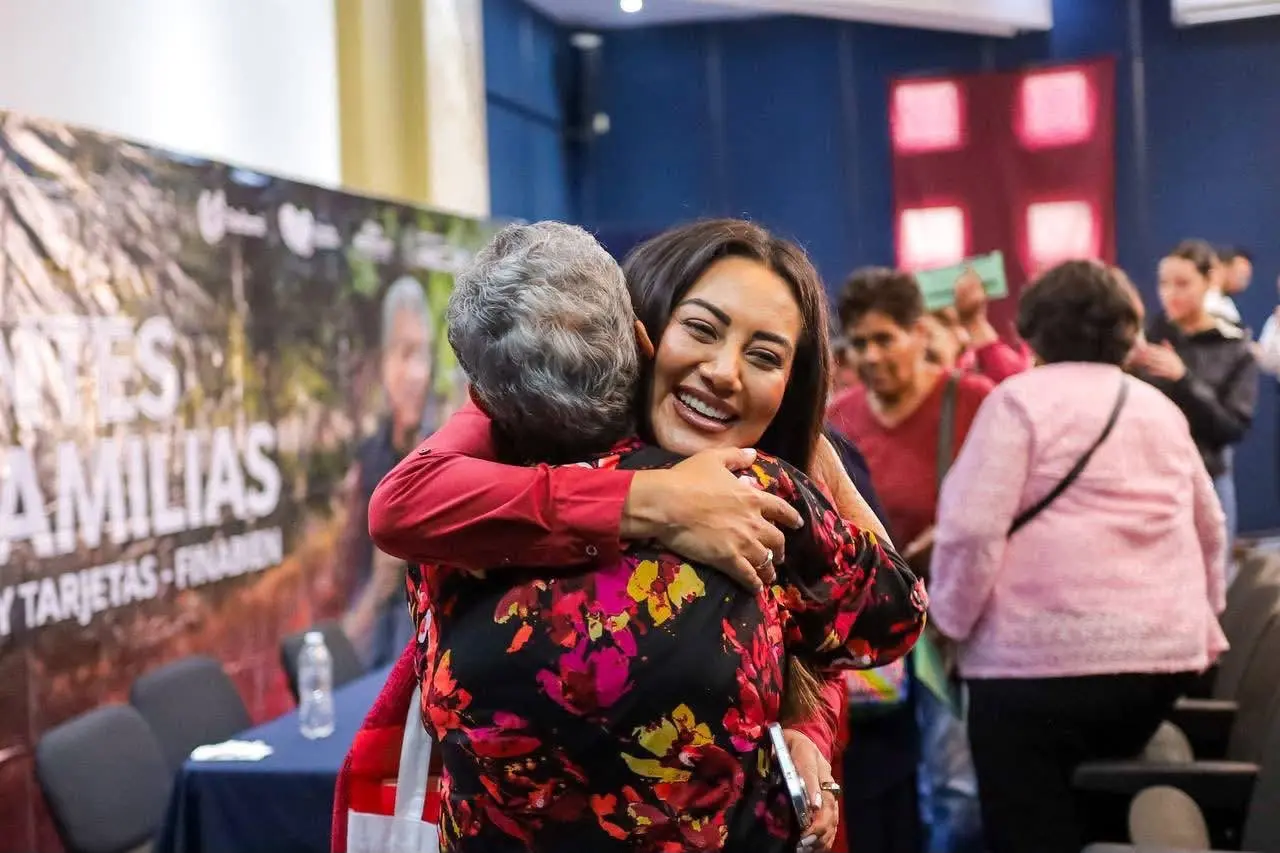 Reencuentra Zacapu a familias migrantes con entrega de visas y Tarjetas Orgullo Migrante: Mónica Valdez Pulido