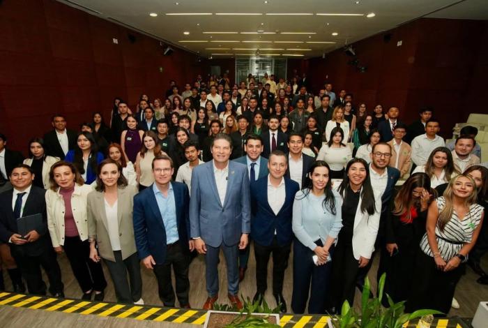 Refrenda Alfonso Martínez su compromiso con la juventud