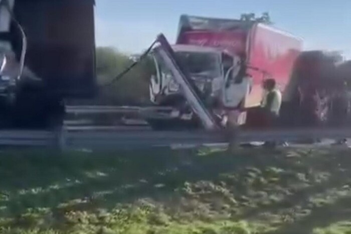 Registran fuerte choque entre tráiler doble remolque y camioneta de Correo, en Michoacán