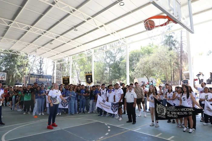 Regresa Yarabí Ávila a la preparatoria “Isaac Arriaga” y cumple con construcción de domo