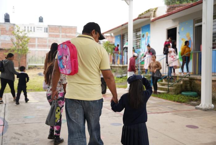 Regresan a clases más de un millón de alumnos michoacanos