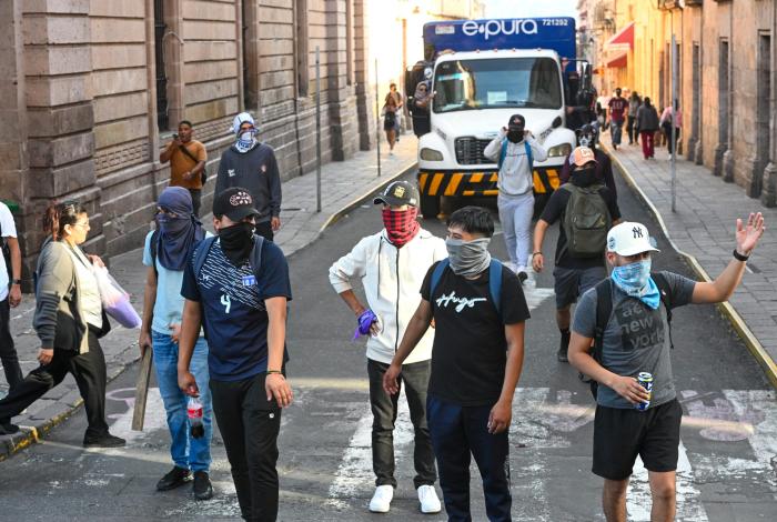 Regresan normalistas a las andadas: marchan y secuestran vehículos