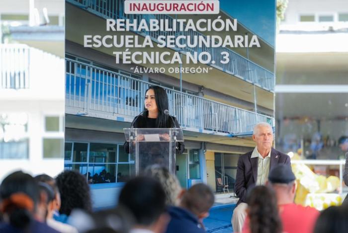 Rehabilita Gladyz Butanda 15 aulas y 4 talleres de la Secundaria Técnica 3 en Morelia