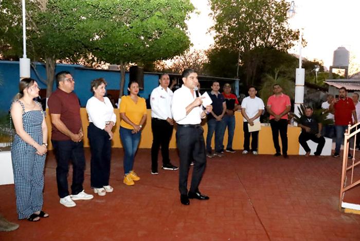 Rehabilita Pablo Varona el jardín de la localidad de Los Hornos, en Huetamo