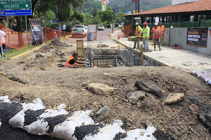 Rehabilitan SCOP y OOAPAS el colector tras socavón en avenida Camelinas de Morelia