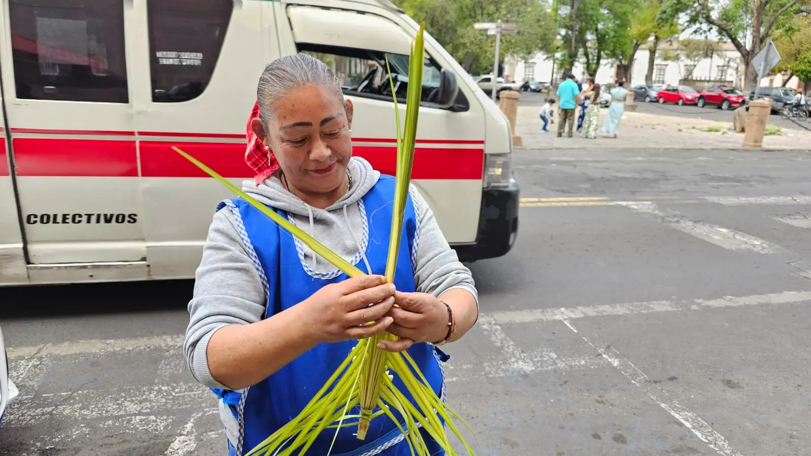 Religión y tradición: 35 años tejiendo palmas para el Domingo de Ramos