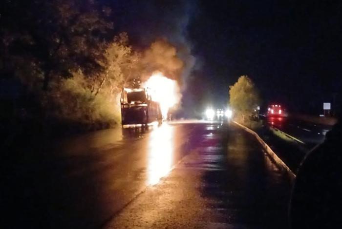 Remolque de camión madrina arde en llamas, en la carretera Morelia-Pátzcuaro