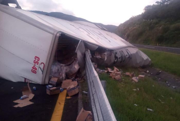 Remolque de tractocamión se desprende y vuelca en Chucándiro