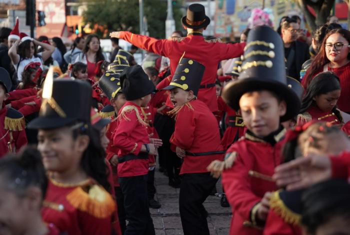 Renos, duendes y decenas de familias viven el espíritu navideño en el Centro de Morelia