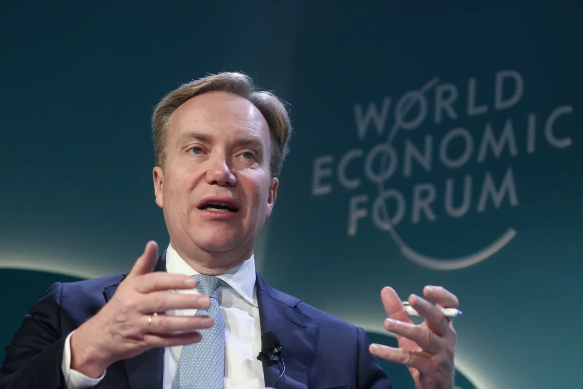 Renuncia por caso Epstein el director ejecutivo del Foro Económico Mundial de Davos