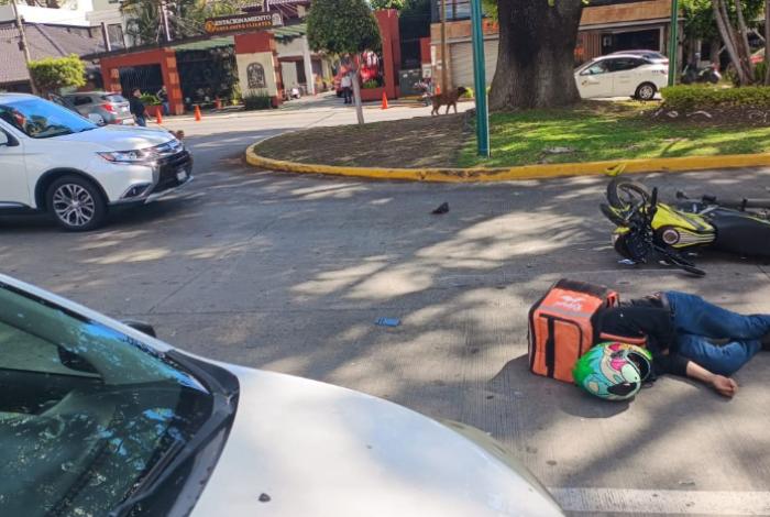 Repartidor en motocicleta resulta lesionado tras choque en Paseo Lázaro Cárdenas