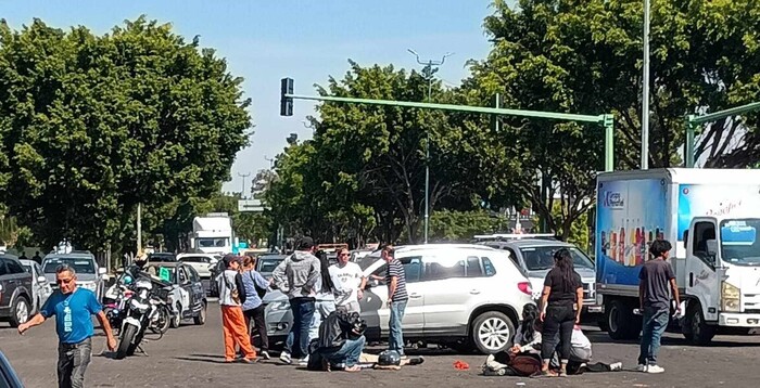 Repartidoras de carne chocan su moto contra camioneta en Calzada La Huerta