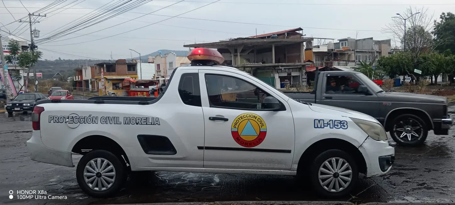 Reporta Protección Civil y Bomberos de Morelia encharcamientos al Poniente y colapso de barda por tormenta
