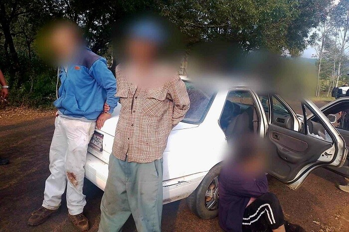 Reportan auto con 3 ejecutados y... solo estaban ebrios cerca de Atécuaro; los llevan a barandillas