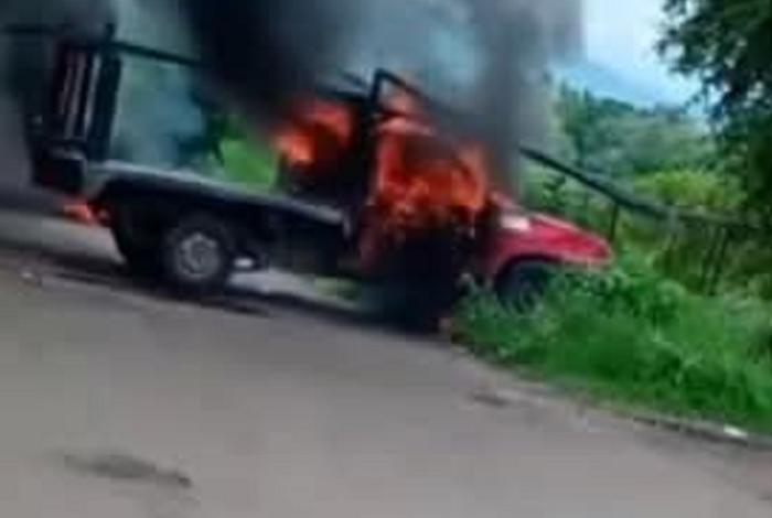 Reportan bloqueos y vehículo incendiado en Apatzingán y Buenavista
